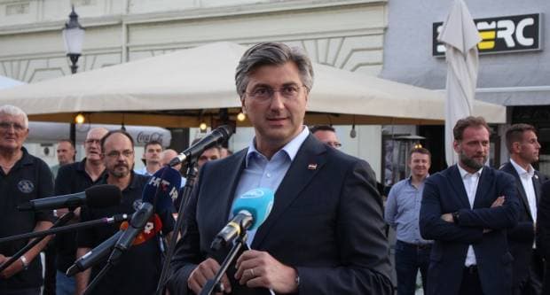 Dva osmijeha, dvostruka radost: Blizanci Dora i Lovro kršteni u Požegi