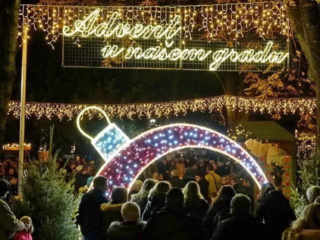 GRAD NOVA GRADIŠKA – ADVENT U NAŠEM GRADU: Sve je spremno za čarobnu zimsku bajku u gradskom parku