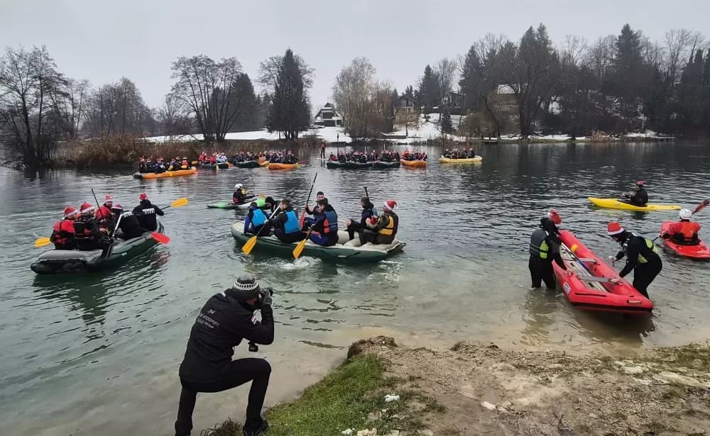 19. BOŽIĆNI RAFTING - I Brođani veslali i plivali studenim vodama Mrežnice