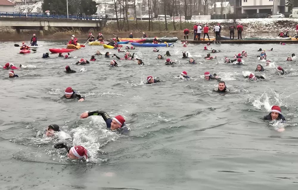 19. BOŽIĆNI RAFTING - I Brođani veslali i plivali studenim vodama Mrežnice