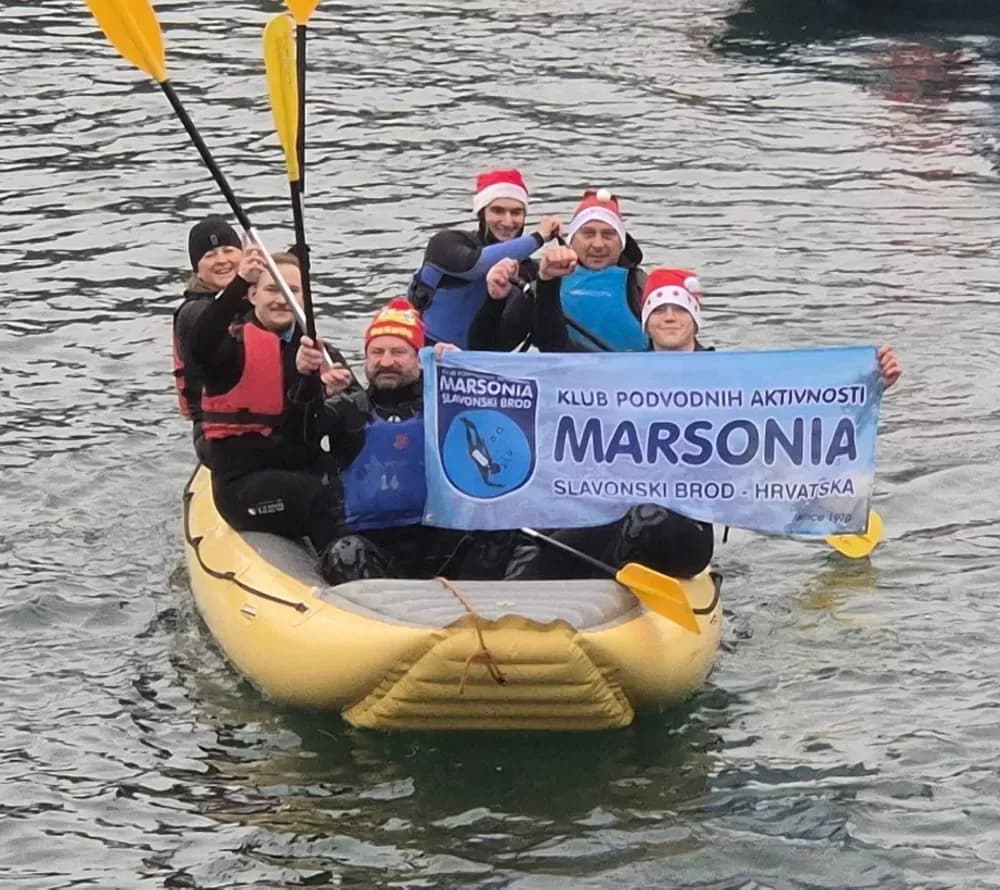 19. BOŽIĆNI RAFTING - I Brođani veslali i plivali studenim vodama Mrežnice