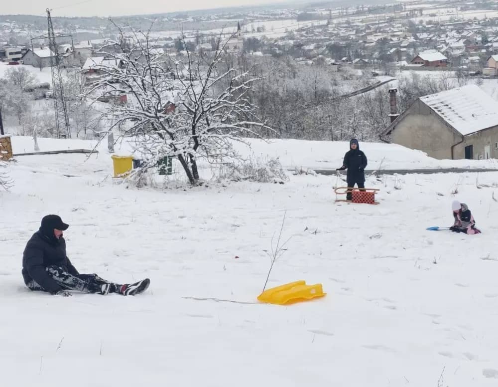 NA BRODSKOM BRDU: Dječje snježne radosti uz sanjkanje kao nekoć