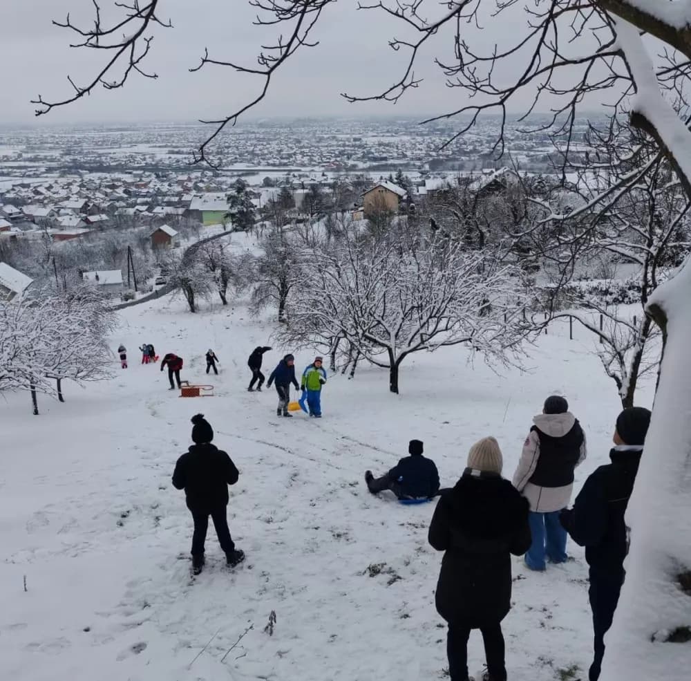 NA BRODSKOM BRDU: Dječje snježne radosti uz sanjkanje kao nekoć