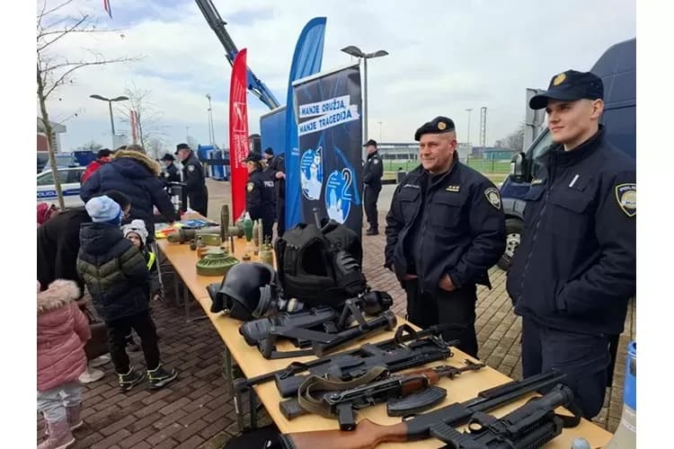 U Slavonskom Brodu obilježen Dan europskog broja 112