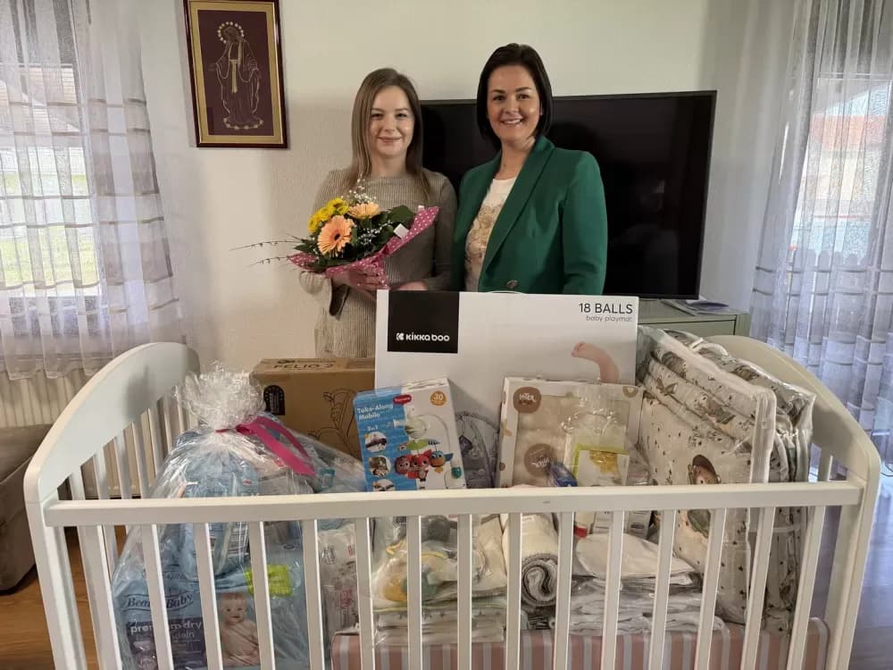 Deset novih kompleta opreme uručeno obiteljima s novorođenčadi u Slavonskom Brodu
