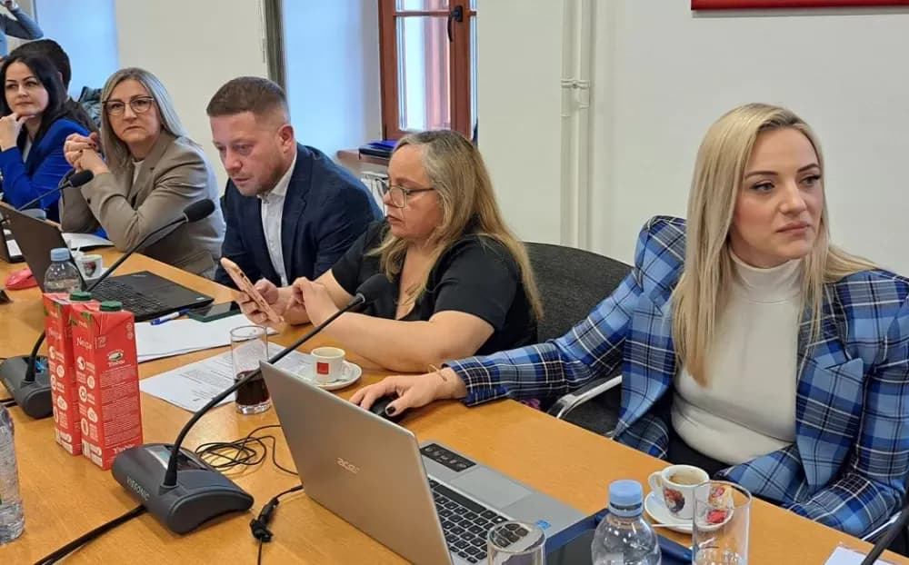 Gradski vijećnici upozorili: Slavonski Brod je zapušten i prljav, prijete udarne rupe, zrak sve zagađeniji...