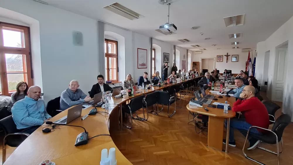 Gradski vijećnici upozorili: Slavonski Brod je zapušten i prljav, prijete udarne rupe, zrak sve zagađeniji...