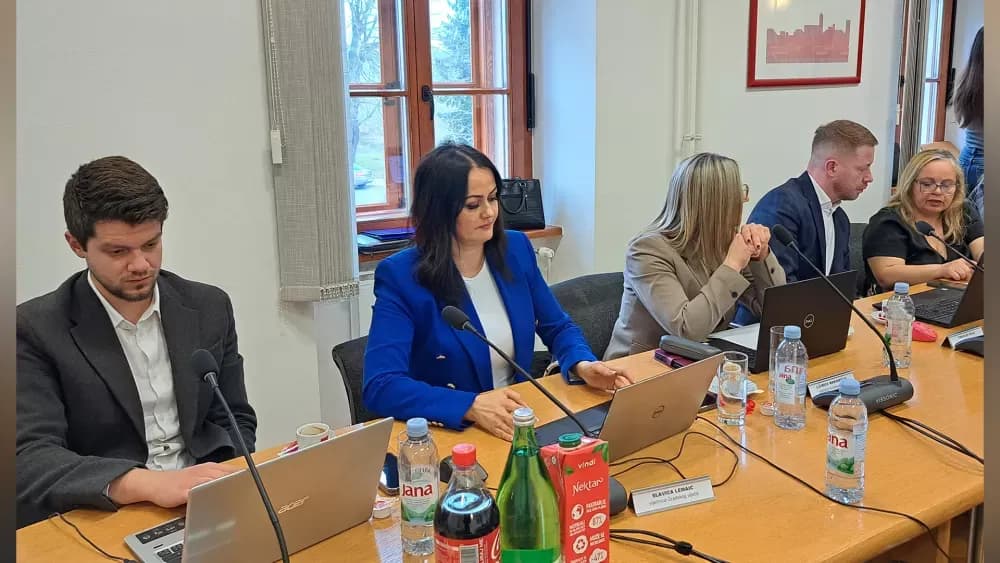 Gradski vijećnici upozorili: Slavonski Brod je zapušten i prljav, prijete udarne rupe, zrak sve zagađeniji...
