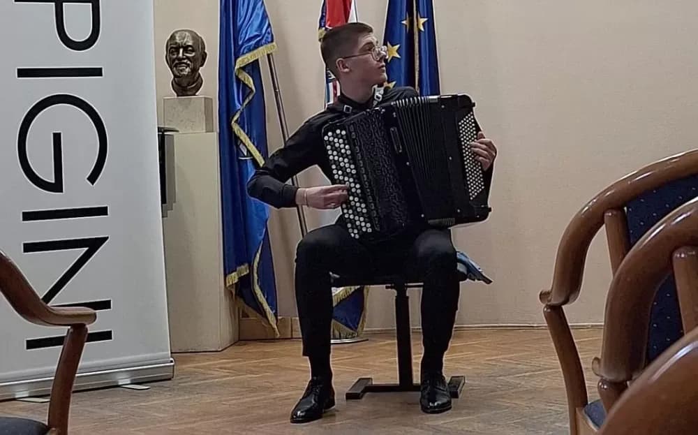 Prva nagrada mladom brodskom harmonikašu Nikoli Zečeviću