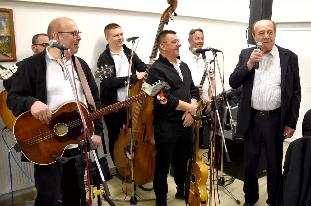 Bivši državni inspektor cestovnog prometa Mata Benakić proslavio 75.rođendan - pjevali mu Đenka, Štef i Satir