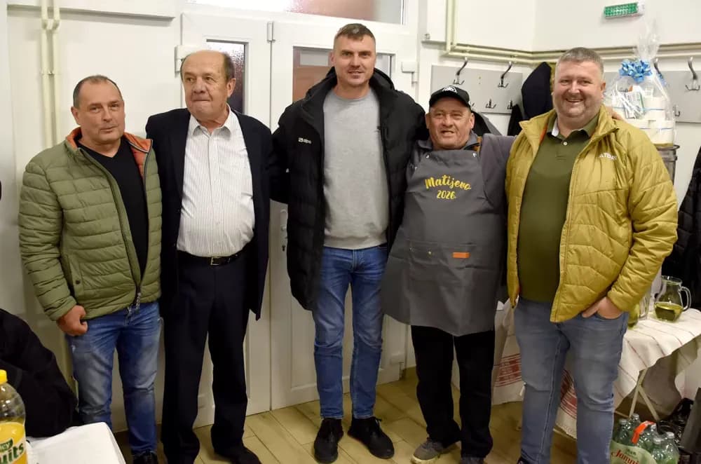 Bivši državni inspektor cestovnog prometa Mata Benakić proslavio 75.rođendan - pjevali mu Đenka, Štef i Satir