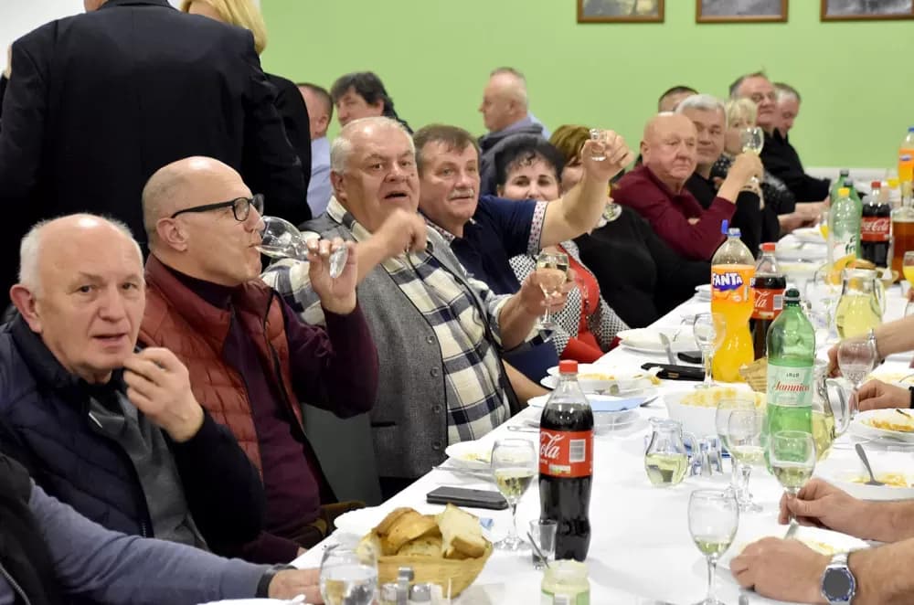 Bivši državni inspektor cestovnog prometa Mata Benakić proslavio 75.rođendan - pjevali mu Đenka, Štef i Satir