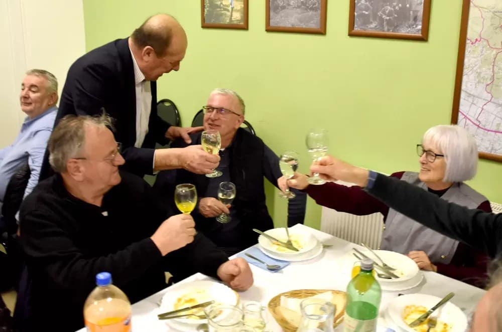 Bivši državni inspektor cestovnog prometa Mata Benakić proslavio 75.rođendan - pjevali mu Đenka, Štef i Satir