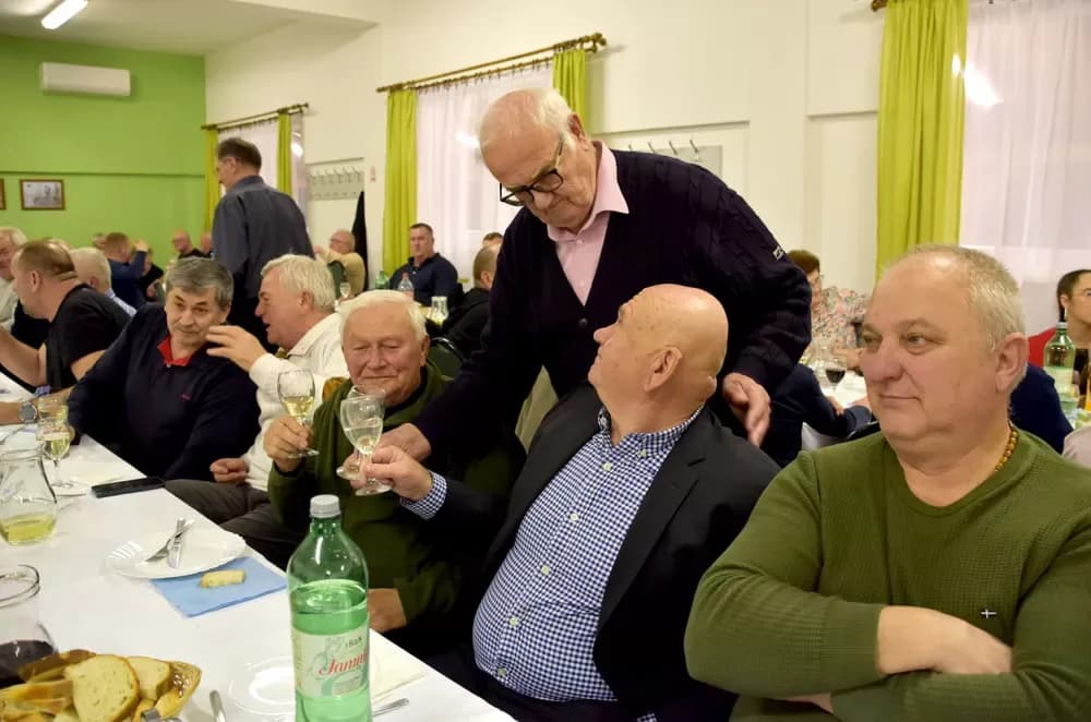 Bivši državni inspektor cestovnog prometa Mata Benakić proslavio 75.rođendan - pjevali mu Đenka, Štef i Satir