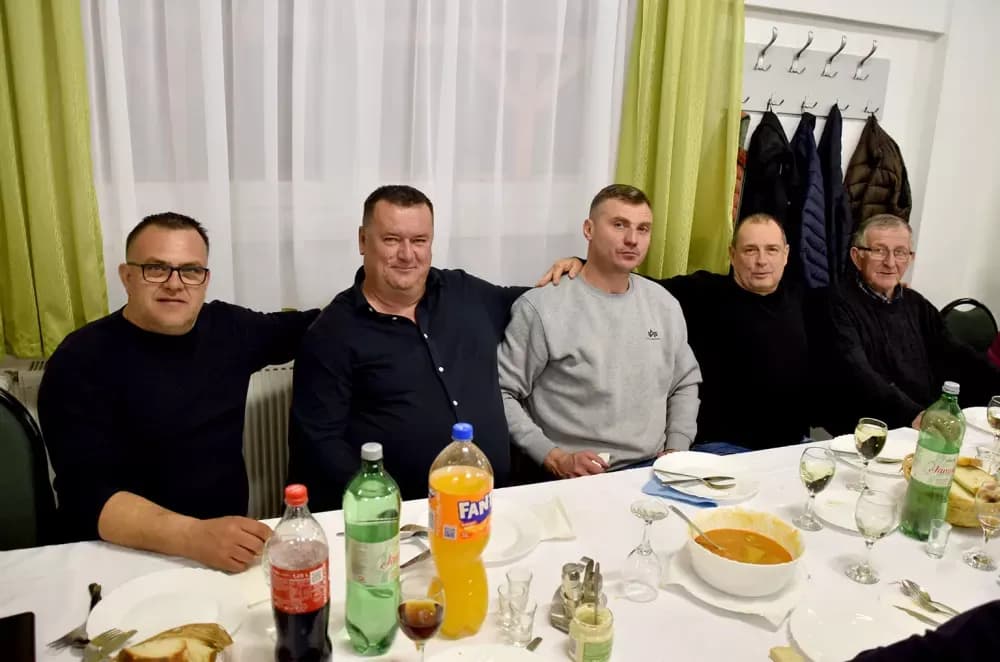 Bivši državni inspektor cestovnog prometa Mata Benakić proslavio 75.rođendan - pjevali mu Đenka, Štef i Satir