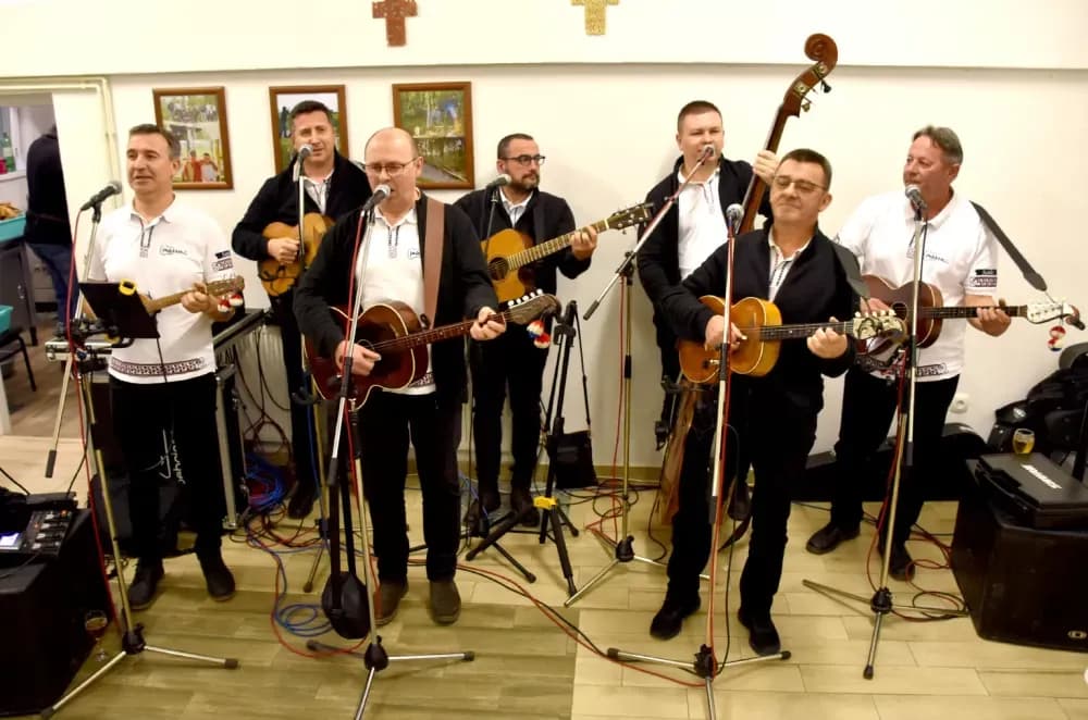 Bivši državni inspektor cestovnog prometa Mata Benakić proslavio 75.rođendan - pjevali mu Đenka, Štef i Satir