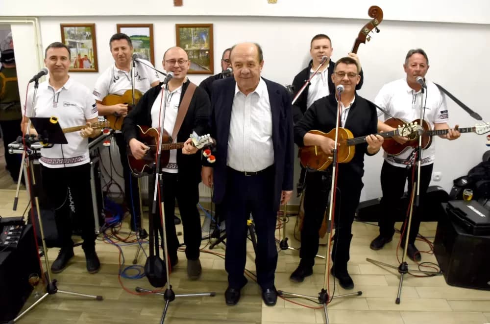 Bivši državni inspektor cestovnog prometa Mata Benakić proslavio 75.rođendan - pjevali mu Đenka, Štef i Satir