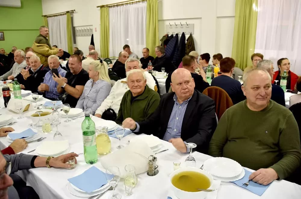 Bivši državni inspektor cestovnog prometa Mata Benakić proslavio 75.rođendan - pjevali mu Đenka, Štef i Satir