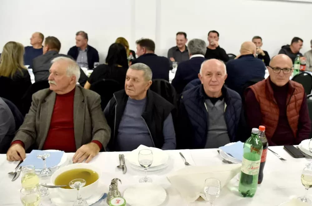 Bivši državni inspektor cestovnog prometa Mata Benakić proslavio 75.rođendan - pjevali mu Đenka, Štef i Satir