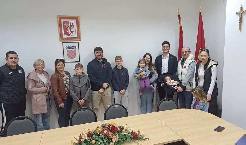 Načelnik Daniel Grgić primio mlade obitelji i sportaše: ʼDjeca su naša budućnost i najveće bogatstvoʼ