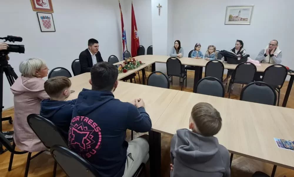 Načelnik Daniel Grgić primio mlade obitelji i sportaše: ʼDjeca su naša budućnost i najveće bogatstvoʼ
