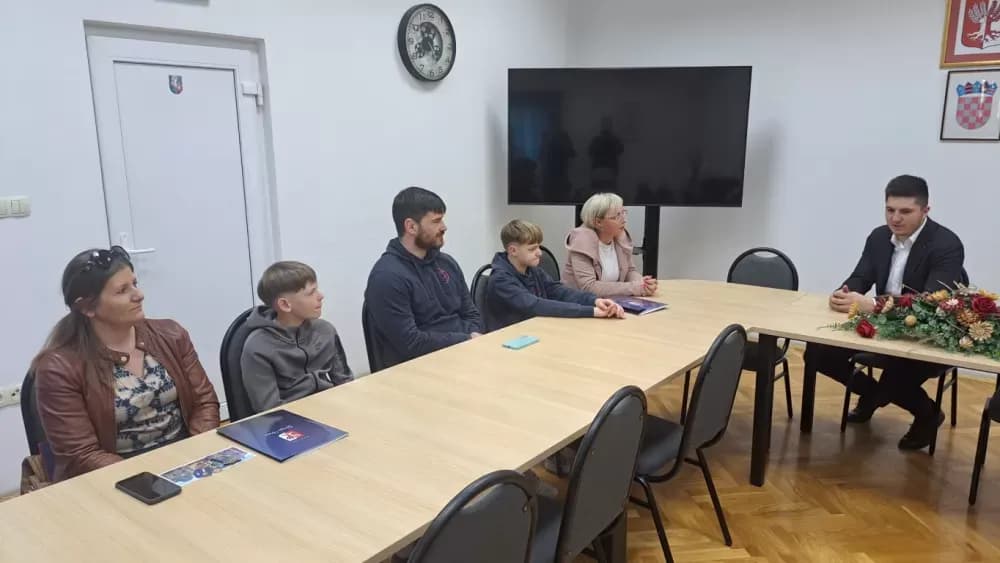 Načelnik Daniel Grgić primio mlade obitelji i sportaše: ʼDjeca su naša budućnost i najveće bogatstvoʼ