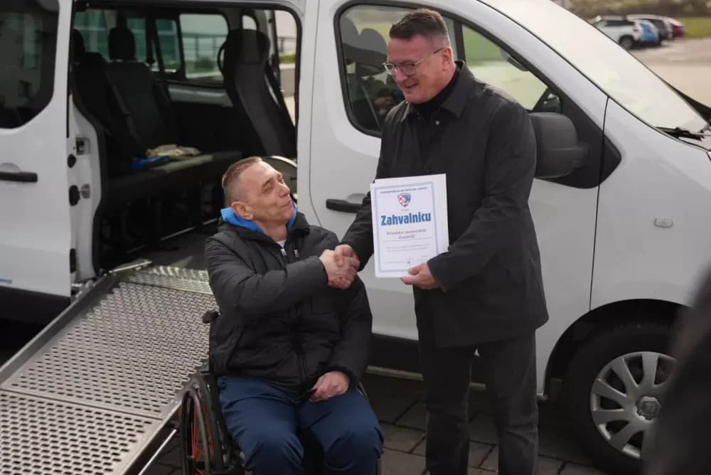 Novi vjetar u leđa za brodske sportaše: Županija donirala specijalizirani kombi Košarkaškom klubu invalida Brod