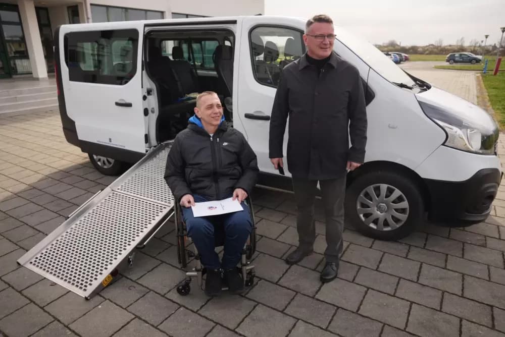 Novi vjetar u leđa za brodske sportaše: Županija donirala specijalizirani kombi Košarkaškom klubu invalida Brod