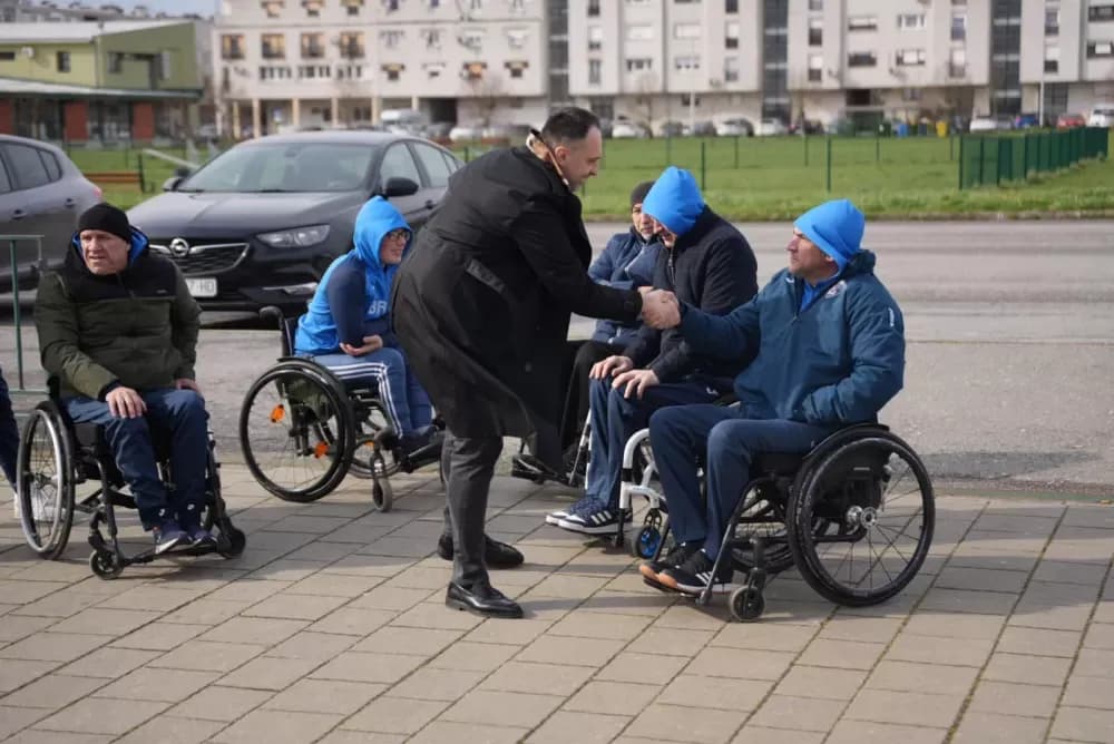 Novi vjetar u leđa za brodske sportaše: Županija donirala specijalizirani kombi Košarkaškom klubu invalida Brod