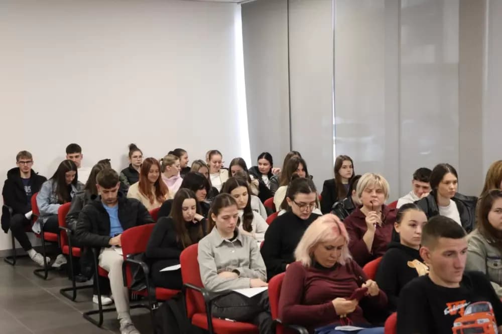 Županijska komora Sl. Brod okupila učenike na edukaciji o financijskoj pismenosti
