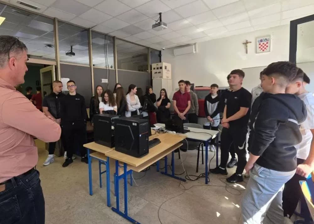 Budući srednjoškolci zavirili u svijet tehnike i inovacija: Tehnička škola Slavonski Brod pokazala kako izgleda obrazovanje budućnosti