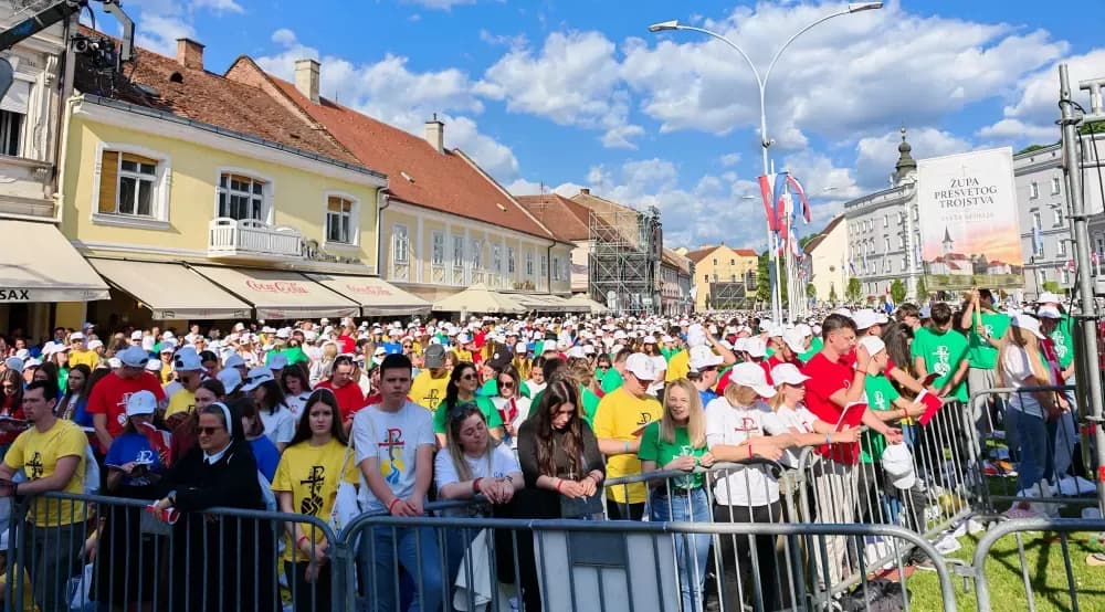 Veličanstveni prizori iz srca Zlatne doline: Više od 15 tisuća mladih slavilo Boga na Trgu u Požegi