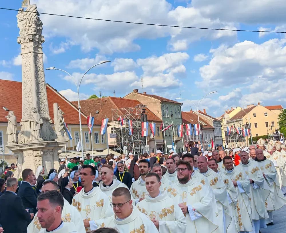 Veličanstveni prizori iz srca Zlatne doline: Više od 15 tisuća mladih slavilo Boga na Trgu u Požegi