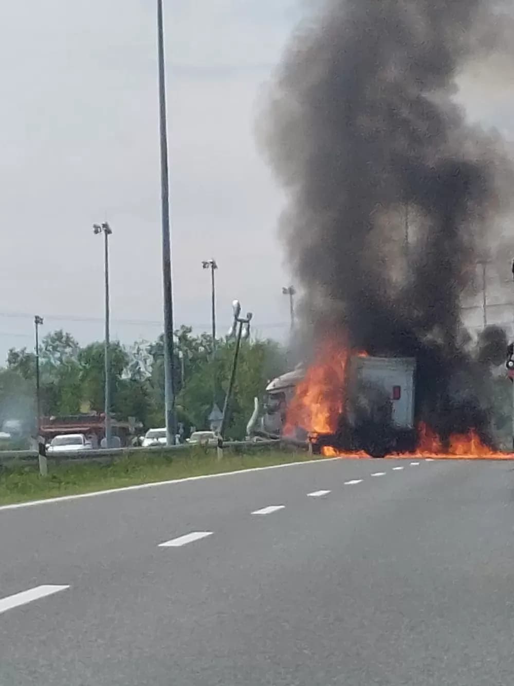 Stravična nesreća kod Slavonskog Broda: Vozač izgorio u kabini kamiona 