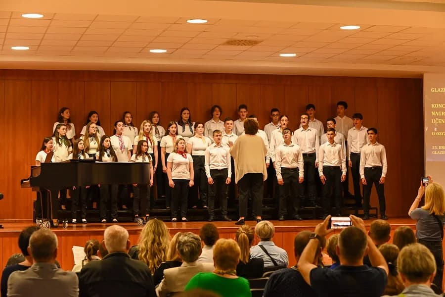 Koncert nagrađenih učenika Glazbene škole oduševio Brođane