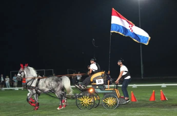 MEĐUNARODNI KONJIČKI TURNIR U PLETERNICI: Noćna vožnja oduševila posjetitelje - pobjednik Antun Medvidović iz Sikirevaca
