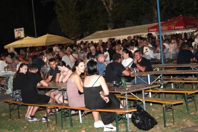 (FOTOGALERIJA) „GASTRO VEČERI“ U BATRINI: Bogat izbor gastronomskih delicija, dobra glazba i zabava do ranih jutarnjih sati