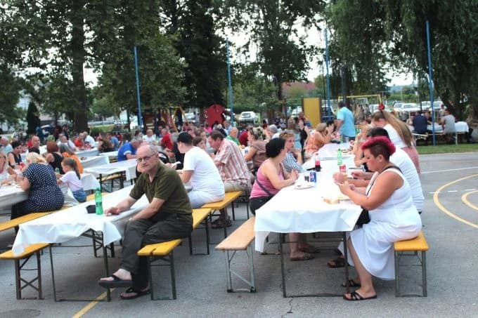 (FOTOGALERIJA) „GASTRO VEČERI“ U BATRINI: Bogat izbor gastronomskih delicija, dobra glazba i zabava do ranih jutarnjih sati