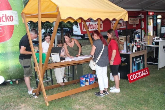 (FOTOGALERIJA) „GASTRO VEČERI“ U BATRINI: Bogat izbor gastronomskih delicija, dobra glazba i zabava do ranih jutarnjih sati