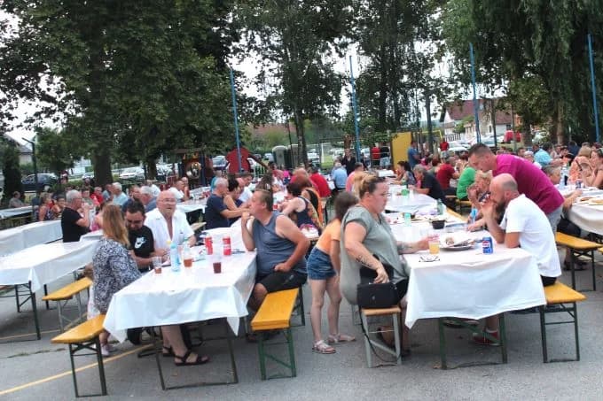 (FOTOGALERIJA) „GASTRO VEČERI“ U BATRINI: Bogat izbor gastronomskih delicija, dobra glazba i zabava do ranih jutarnjih sati