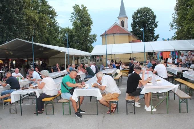 (FOTOGALERIJA) „GASTRO VEČERI“ U BATRINI: Bogat izbor gastronomskih delicija, dobra glazba i zabava do ranih jutarnjih sati