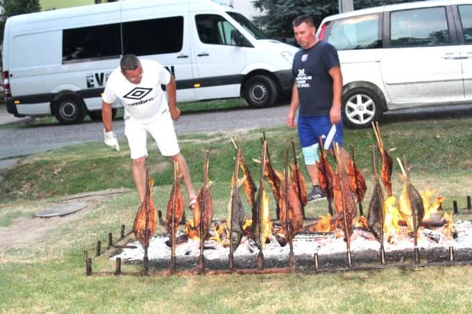 (FOTOGALERIJA) „GASTRO VEČERI“ U BATRINI: Bogat izbor gastronomskih delicija, dobra glazba i zabava do ranih jutarnjih sati