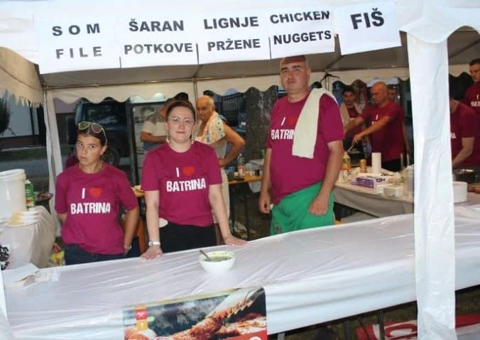 (FOTOGALERIJA) „GASTRO VEČERI“ U BATRINI: Bogat izbor gastronomskih delicija, dobra glazba i zabava do ranih jutarnjih sati