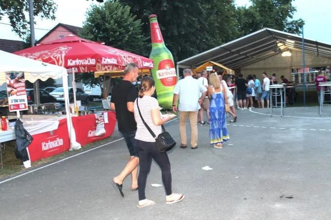 (FOTOGALERIJA) „GASTRO VEČERI“ U BATRINI: Bogat izbor gastronomskih delicija, dobra glazba i zabava do ranih jutarnjih sati