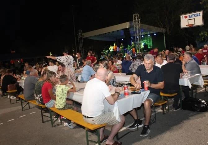 (FOTOGALERIJA) „GASTRO VEČERI“ U BATRINI: Bogat izbor gastronomskih delicija, dobra glazba i zabava do ranih jutarnjih sati
