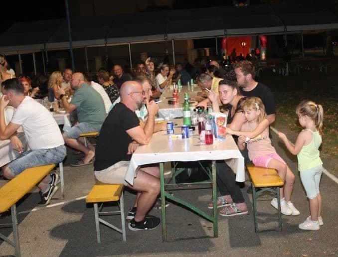 (FOTOGALERIJA) „GASTRO VEČERI“ U BATRINI: Bogat izbor gastronomskih delicija, dobra glazba i zabava do ranih jutarnjih sati