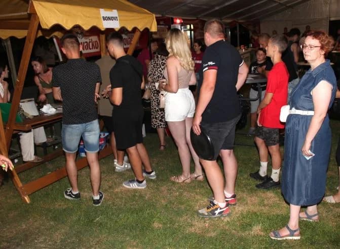 (FOTOGALERIJA) „GASTRO VEČERI“ U BATRINI: Bogat izbor gastronomskih delicija, dobra glazba i zabava do ranih jutarnjih sati
