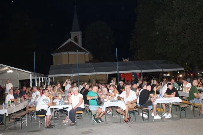 (FOTOGALERIJA) „GASTRO VEČERI“ U BATRINI: Bogat izbor gastronomskih delicija, dobra glazba i zabava do ranih jutarnjih sati