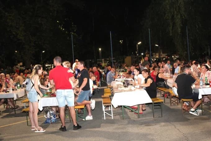 (FOTOGALERIJA) „GASTRO VEČERI“ U BATRINI: Bogat izbor gastronomskih delicija, dobra glazba i zabava do ranih jutarnjih sati