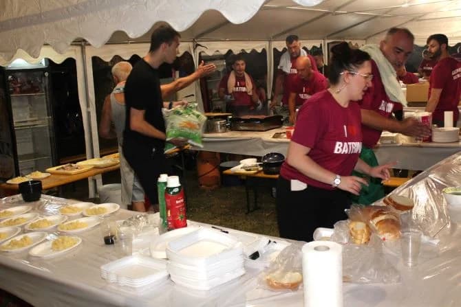 (FOTOGALERIJA) „GASTRO VEČERI“ U BATRINI: Bogat izbor gastronomskih delicija, dobra glazba i zabava do ranih jutarnjih sati
